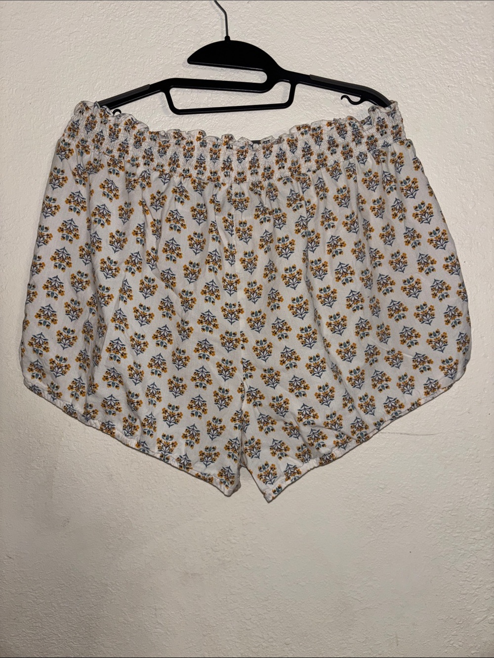 Old Navy White Floral Elastic-Waist Casual Shorts - Picture 5 of 5